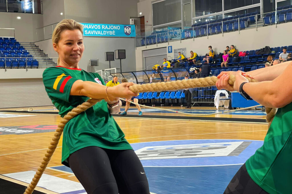 lithuania flag tug of war